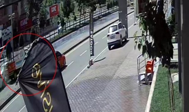 Kamyonet, 2 araca çarptı; kaza anı kamerada