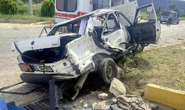 Kamyonla otomobil çarpıştı: 1 ölü, 4 yaralı