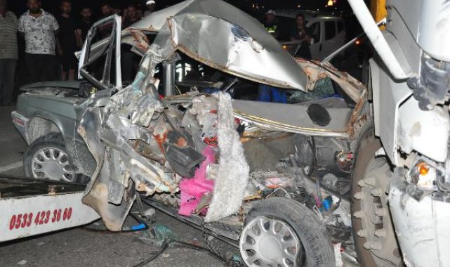 Kamyonun çarpıp sürüklediği otomobilin sürücüsü mucize eseri yaralı kurtuldu