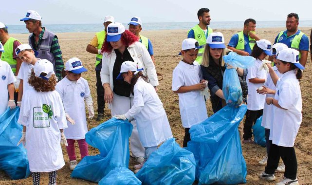 Karacabey'de minik çevre gönüllüleri sahili temizleyerek farkındalık oluşturdu