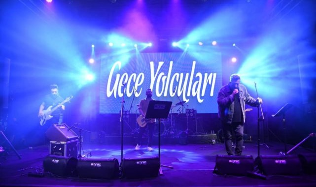 Karesili gençler Gece yolcularıyla 'Yaza merhaba' dedi