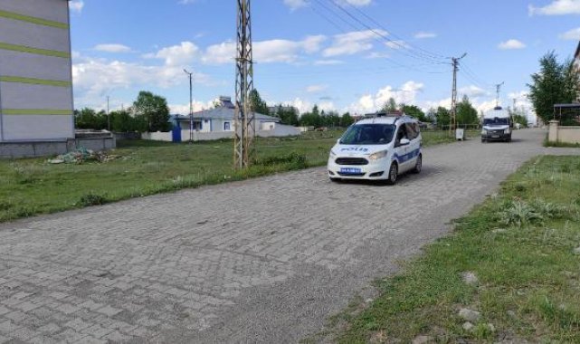Kars'ta polis, kadın kıyafetiyle dolaşan erkeği arıyor