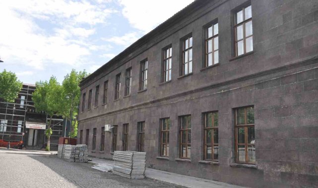 Kars'ta tarihi binalar gün yüzüne çıkıyor