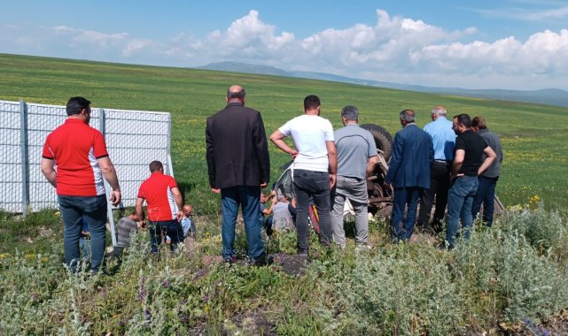 Kars'ta yoldan çıkan kamyon şarampole devrildi