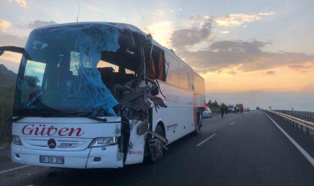 Karşı şeride geçen tır otobüsle kafa kafaya çarpıştı: 2 ölü, 6'sı ağır 20 yaralı
