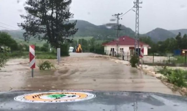 Kastamonu'da sağanak; cadde ve sokaklar suyla doldu, ev ve iş yerlerini su bastı