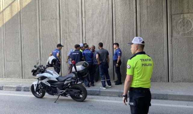 Kavşaktan uçan minibüsün sürücüsü, alkol testi yapmak isteyen polislere saldırdı