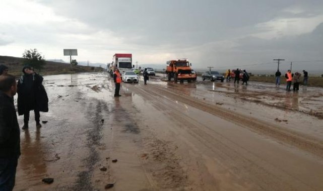 Kayseri- Niğde kara yolunda sel nedeniyle ulaşım aksadı
