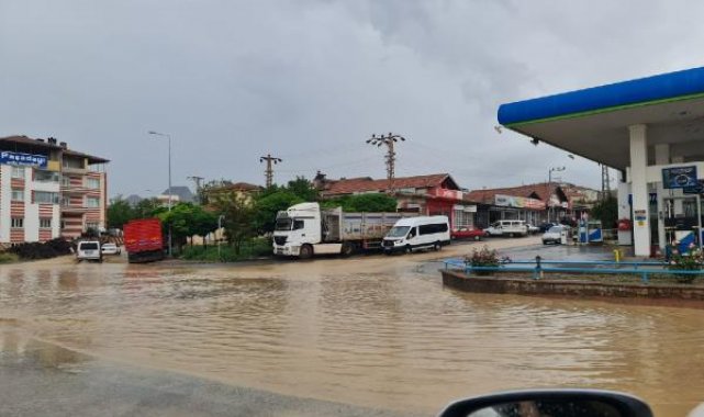 Kayseri- Niğde yolunda sel nedeniyle ulaşım durdu