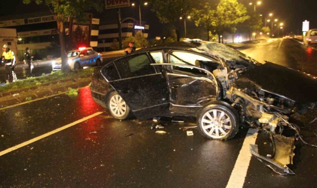 Kayseri'de ağaca çarpan otomobilin motoru karşı şeride uçtu: 2 ağır yaralı