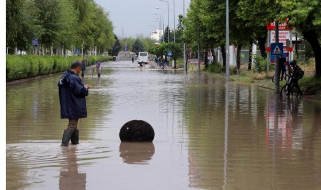 Kayseri'de sağanak; cadde ve sokaklar suyla doldu, rögar kapakları yerinden çıktı