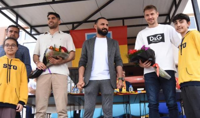 Kayserisporlu futbolcular Kolovetsios ve Ali Karimi, öğrencilerle bir araya geldi