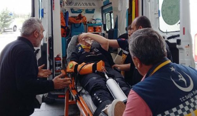 Kazada yaralanan kızını acil servisin önünde karşıladı