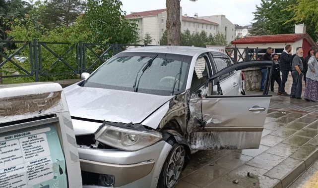 Kazaya karışan otomobil çöp konteynerlerine çarparak durabildi