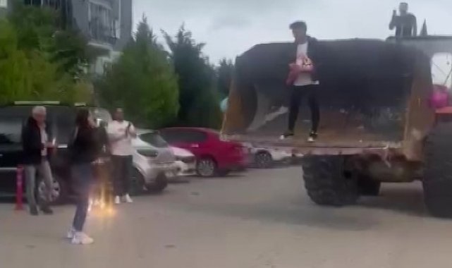 Kepçenin kovasına binen operatör, sevdiği kızın kapısına dayandı