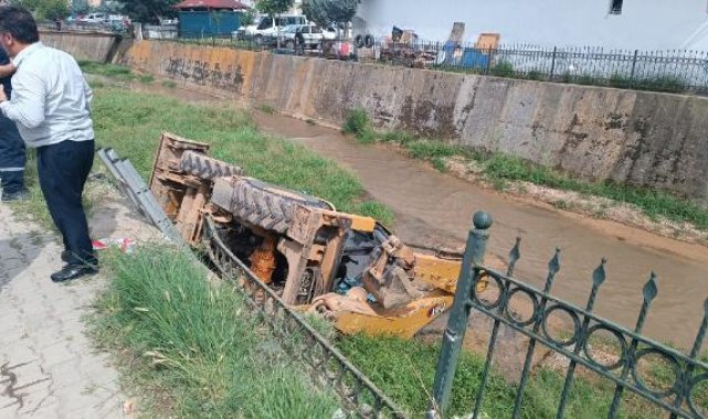 Kırıkkale'de iş makinesi dere yatağına devrildi: 3 işçi yaralı