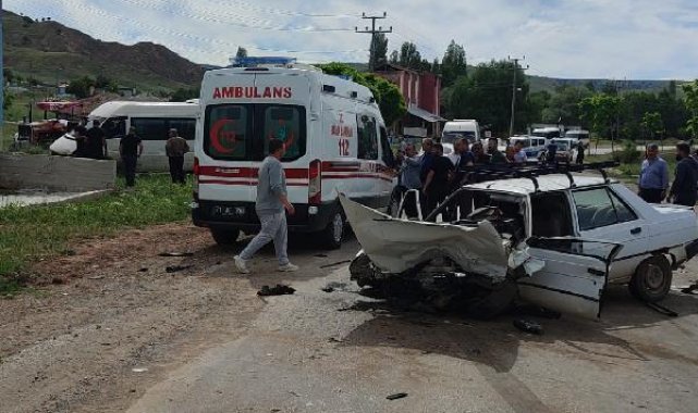Kırıkkale'de ön teker aksı kopan otomobil, öğrenci servisine çarptı: 17 yaralı