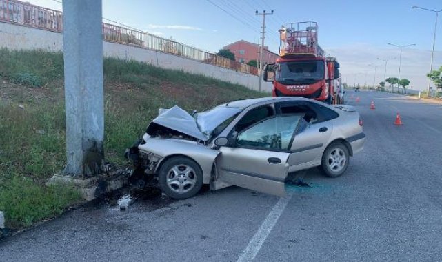 Kırıkkale'de otomobil direğe çarptı: 1 ölü, 1 yaralı