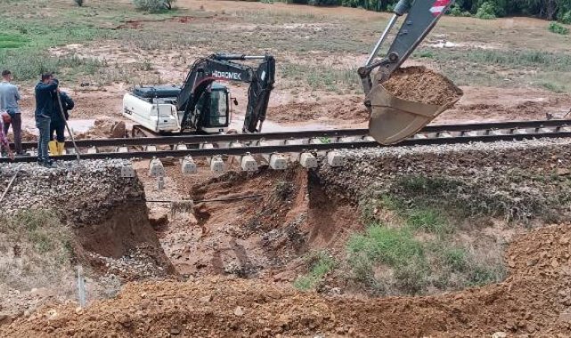 Kırıkkale'de sağanak taşkınlara neden oldu; Doğu Ekspresi hattı hasar gördü