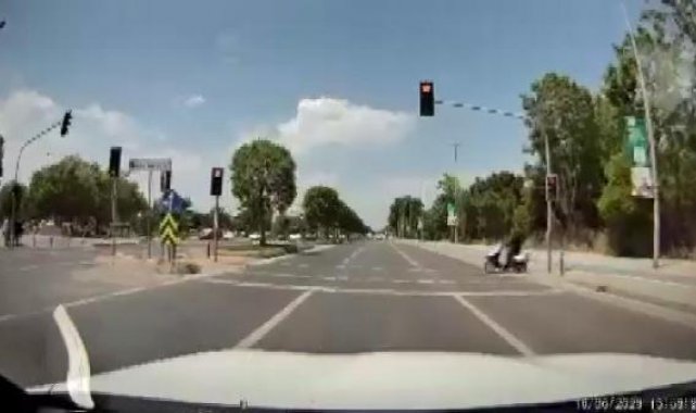 Kırmızı ışıkta geçti; motosikletli kazadan kıl payı kurtuldu