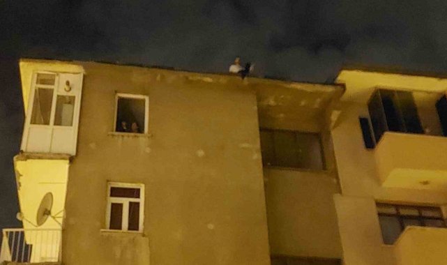 Kız arkadaşından ayrıldı, 5 katlı binadan atlamak istedi