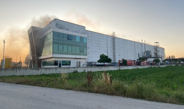 Kocaeli'de geri dönüşüm tesisindeki yangın söndürüldü