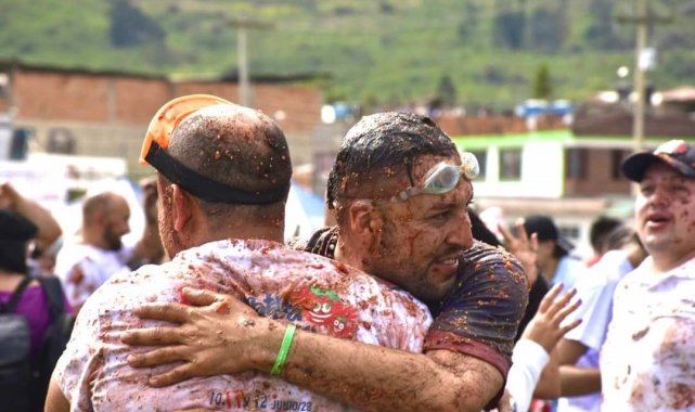 Kolombiya'daki domates festivali La Tomatina'da 40 ton domates kullanıldı
