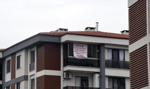 Komşunun dairesine astığı 'Daha kötü insanlara satılıktır' yazısını mahkeme kararıyla kaldırttı