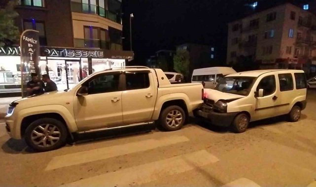 Kontrolden çıkan araç park halindeki kamyonete çarptı: 1 yaralı