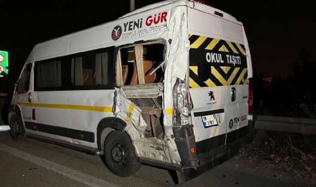 Kontrolden çıkan kamyonet önce servis minibüsüne ardından çekiciye çarptı: 1 ölü, 2 yaralı