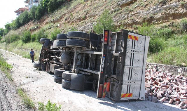 Kontrolden çıkan tır devrildi: 2 yaralı