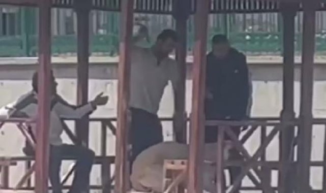 Köpeği kemerle dövdü