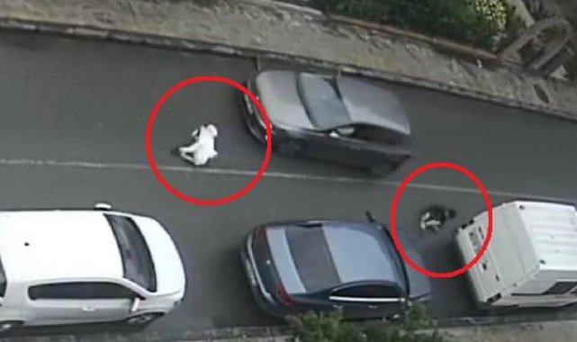 Köpekten korkup kaçan iki çocuğa otomobilin çarpması kamerada