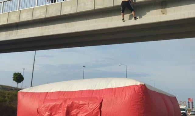 Köprüden atlayan şahsı itfaiyenin açtığı şişme yatak kurtardı