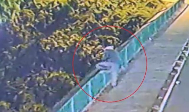 Köprüden dereye atlayan kişi hayatını kaybetti; olay anı kamerada