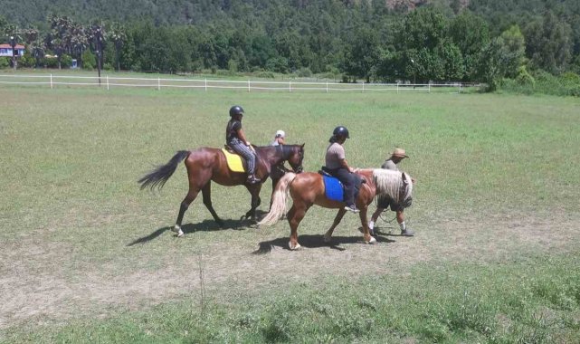 Köyceğizli öğrenciler at binmenin keyfini yaşadı