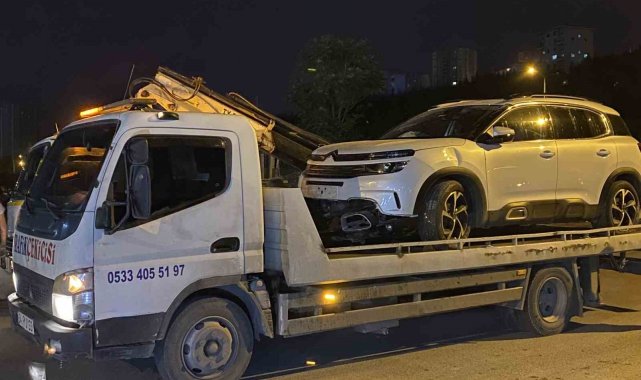 Küçükçekmece'de şantiye alanından geçen araç çukura düştü