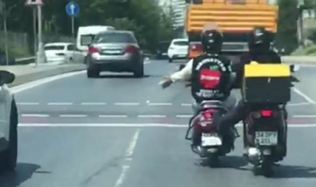 Küçükçekmece'de tehlikeli yolculuk kamerada: Benzini biten motosikleti ayağıyla itti