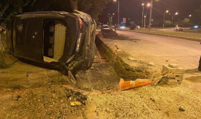 Kum birikintisine giren otomobil ağaca çarpıp yan durdu: 2 yaralı