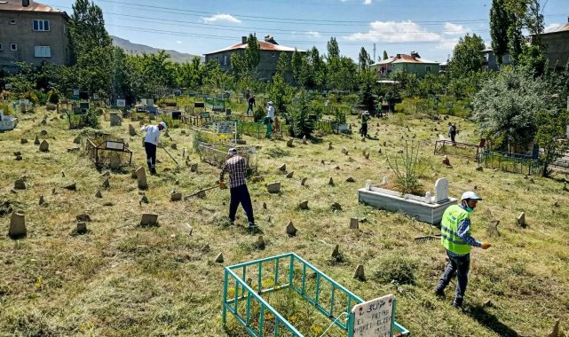 Kurban Bayramı öncesi mezarlıklarda sıkı temizlik