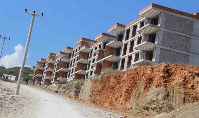 Kuşadası'nda dağ taş inşaat olmaya başladı