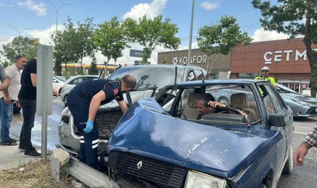 Kütahya'da 2 otomobilin çarpıştığı kaza kamerada; eşi kurtarılana kadar başından ayrılmadı