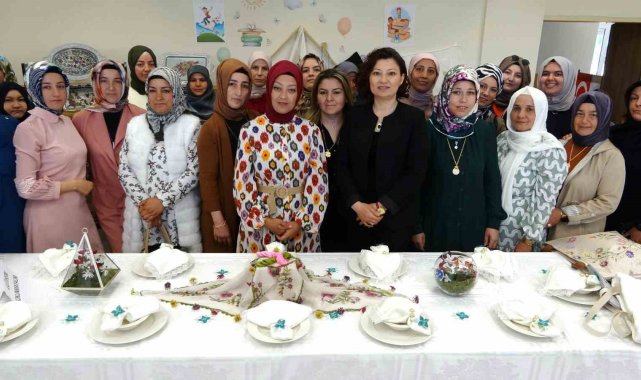 Kütahya'da iğne oyası kursiyerlerinin yıl sonu sergisi göz kamaştırdı