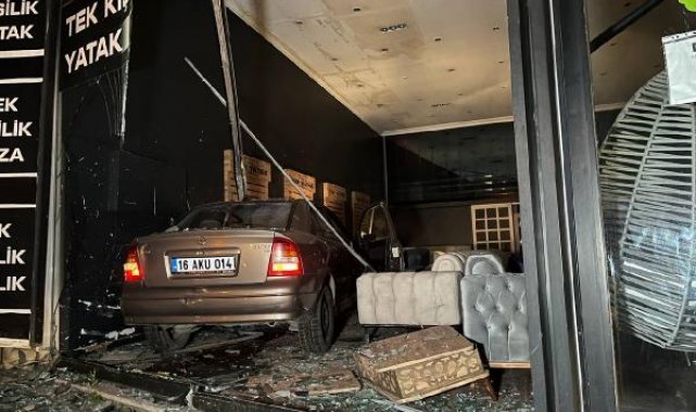 Lastiği patlayan otomobil mobilya mağazasına girdi