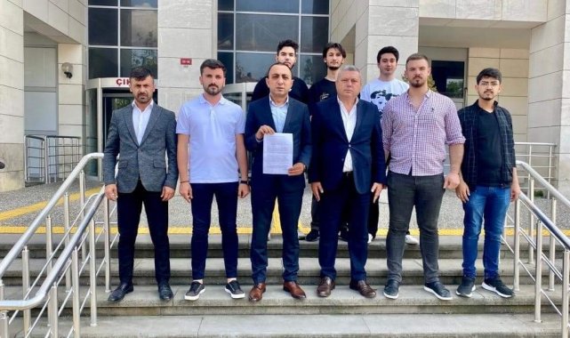LGBT bayrağı önünde öğrencileriyle fotoğraf çekilen öğretmene Silivri Ülkü Ocakları'ndan suç duyurusu