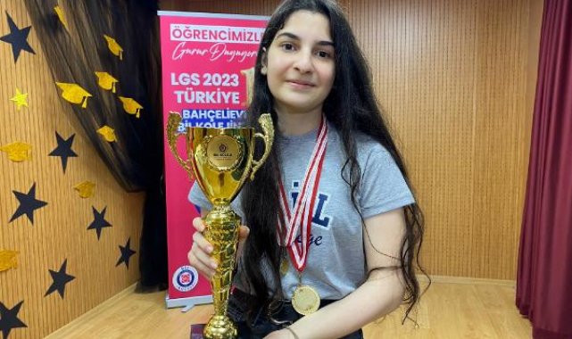 LGS birincisi Meryem, moda tasarımcısı olmak istiyor