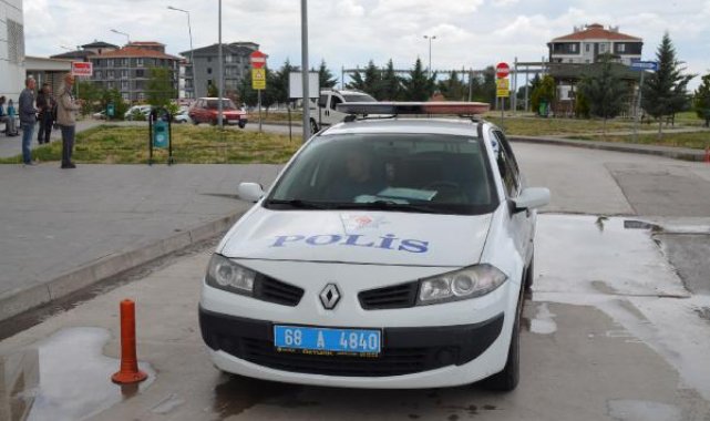 Lise öğrencisi, okul önünde tartıştığı kişi tarafından bacağından bıçaklandı