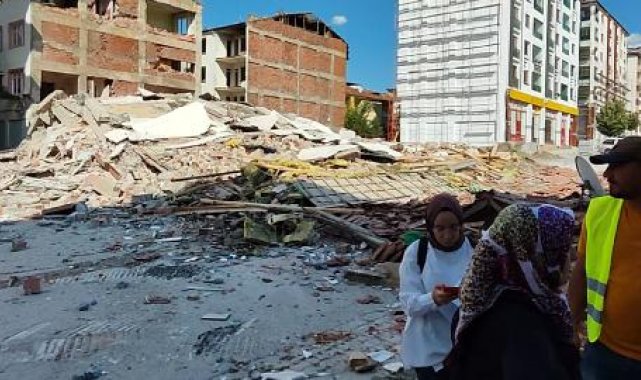 Malatya'da hasarlı 6 katlı bina kontrollü olarak yıkıldı