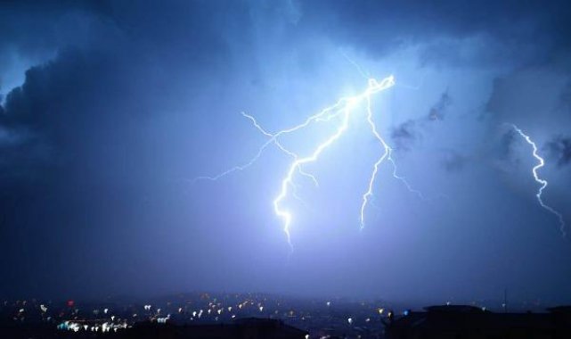 Malatya'da şimşekler geceyi aydınlattı