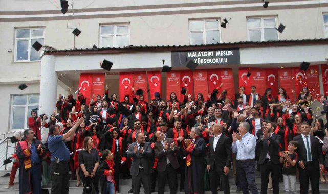 Malazgirt MYO'da mezuniyet coşkusu